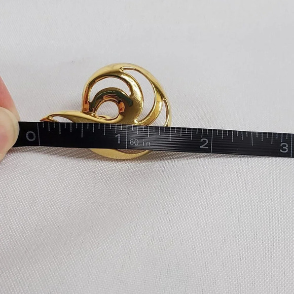 Vtg 80s Monet Gold Tone Swirl Clip On Earrings Huggie Climbers 1.5 Inches Signed - Picture 6 of 6